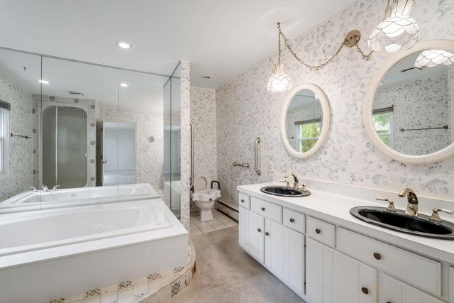 9604 N Lake DRIVE, Bayside, WI 53217