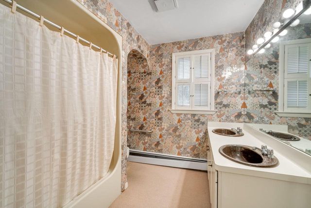 9604 N Lake DRIVE, Bayside, WI 53217