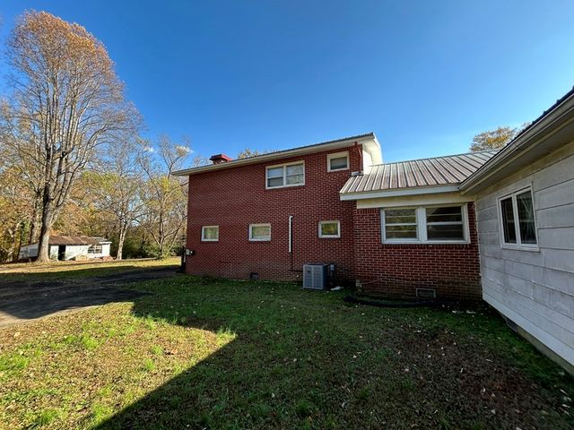 1004 Curtis St, Paris, TN 38242