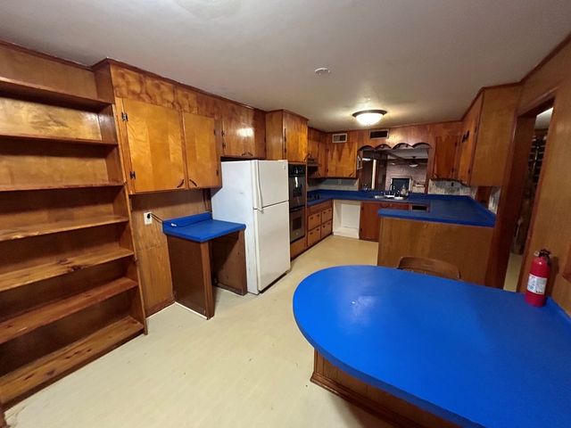 1004 Curtis St, Paris, TN 38242