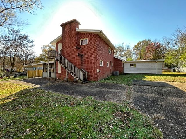 1004 Curtis St, Paris, TN 38242