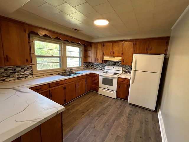 1004 Curtis St, Paris, TN 38242