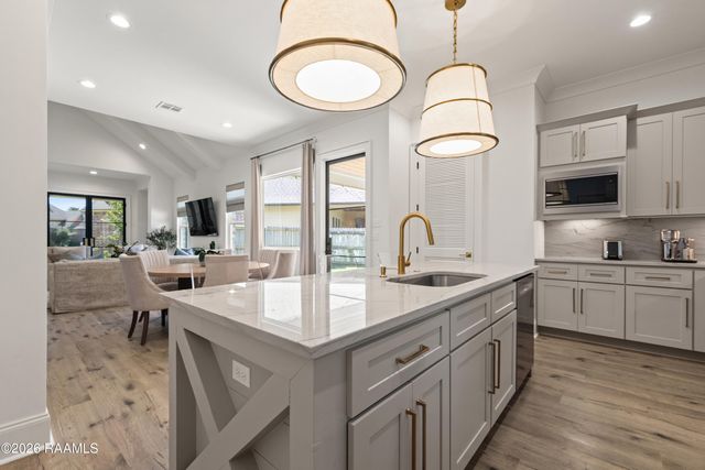 108 Meadowbrook Drive, Broussard, LA 70518
