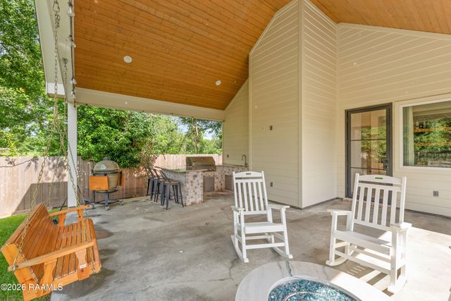 108 Meadowbrook Drive, Broussard, LA 70518