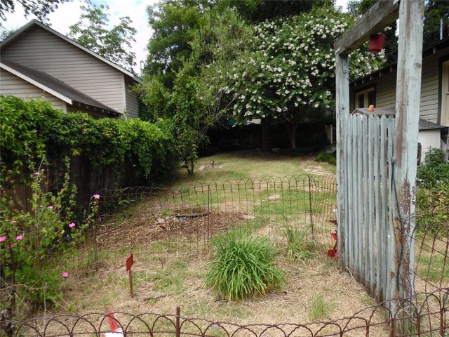 319 W Baylor Street, Weatherford, TX 76086