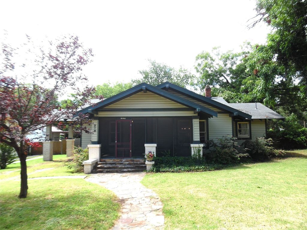 319 W Baylor Street, Weatherford, TX 76086