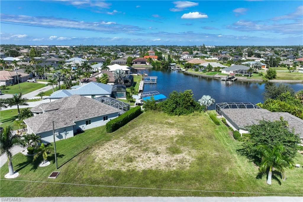 Image 1 of property listing at 1727 SW 31st LN, Cape Coral, FL 33914