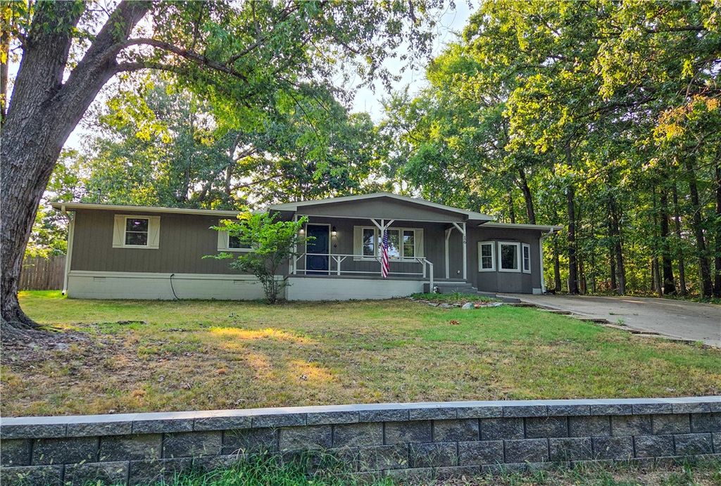 16 Amesbury Lane, Bella Vista, AR 72715
