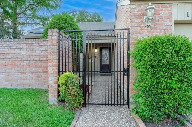 12226 Ravenmoor Drive, Houston, TX 77077