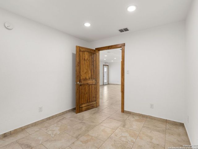 1026 W Oaklawn Street, Pleasanton, TX 78064