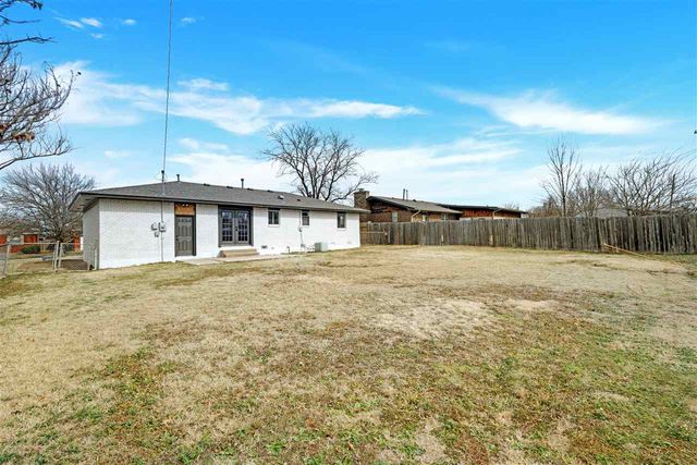 3822 NW Meadowbrook Dr, Lawton, OK 73507