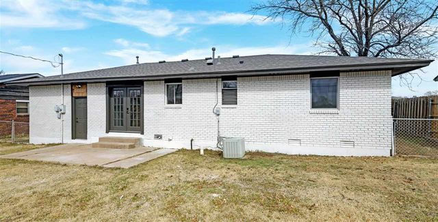 3822 NW Meadowbrook Dr, Lawton, OK 73507