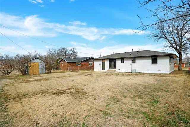 3822 NW Meadowbrook Dr, Lawton, OK 73507