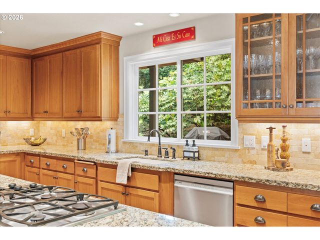 17370 CANYON Dr, Lake Oswego, OR 97034