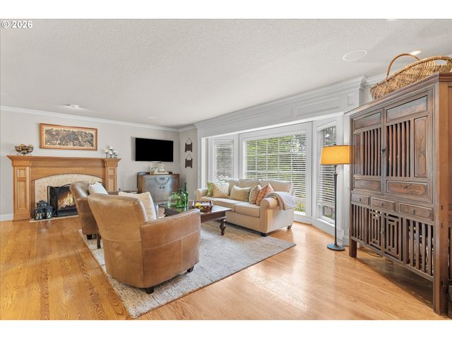 17370 CANYON Dr, Lake Oswego, OR 97034