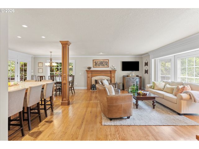 17370 CANYON Dr, Lake Oswego, OR 97034