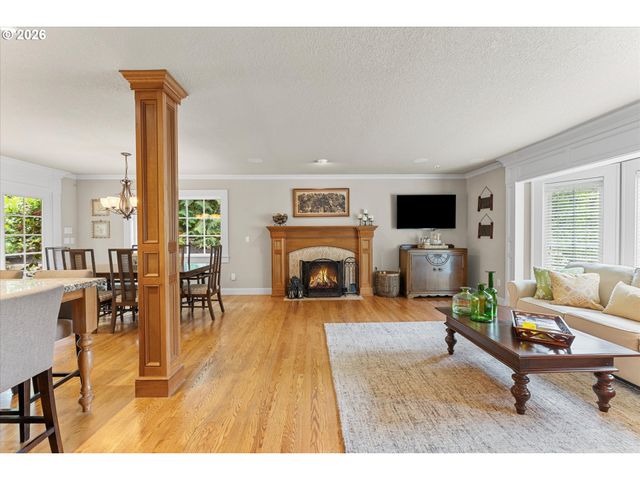 17370 CANYON Dr, Lake Oswego, OR 97034