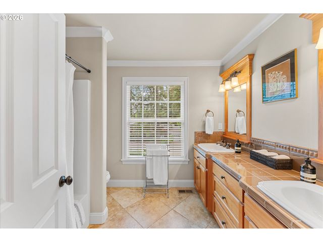 17370 CANYON Dr, Lake Oswego, OR 97034