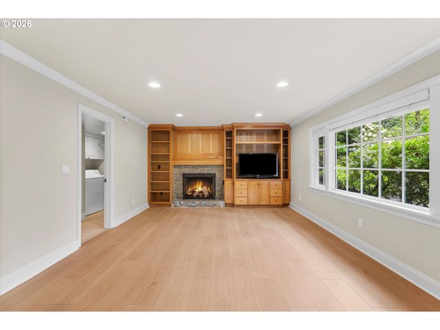 17370 CANYON Dr, Lake Oswego, OR 97034