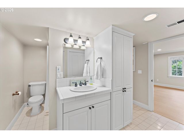 17370 CANYON Dr, Lake Oswego, OR 97034