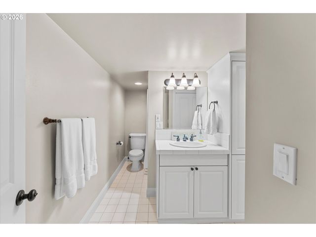 17370 CANYON Dr, Lake Oswego, OR 97034