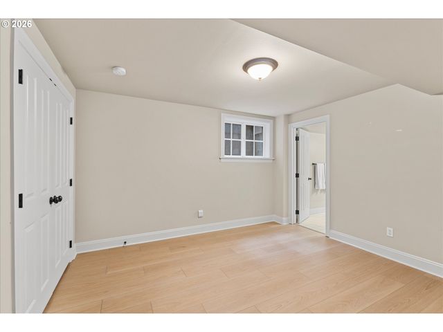 17370 CANYON Dr, Lake Oswego, OR 97034