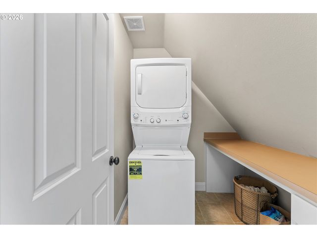 17370 CANYON Dr, Lake Oswego, OR 97034