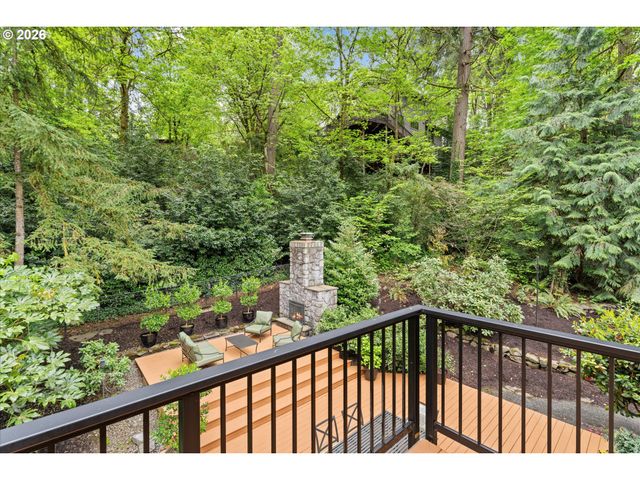 17370 CANYON Dr, Lake Oswego, OR 97034