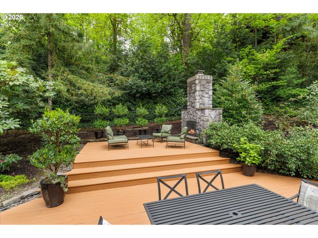17370 CANYON Dr, Lake Oswego, OR 97034