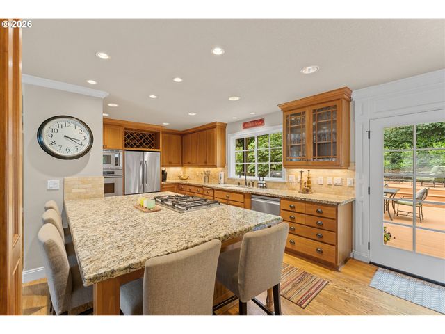 17370 CANYON Dr, Lake Oswego, OR 97034