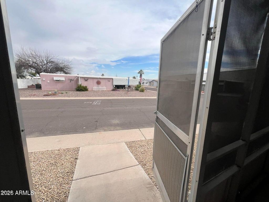 Image 18 of property listing at 10701 N 99TH Avenue 77, Peoria, AZ 85345