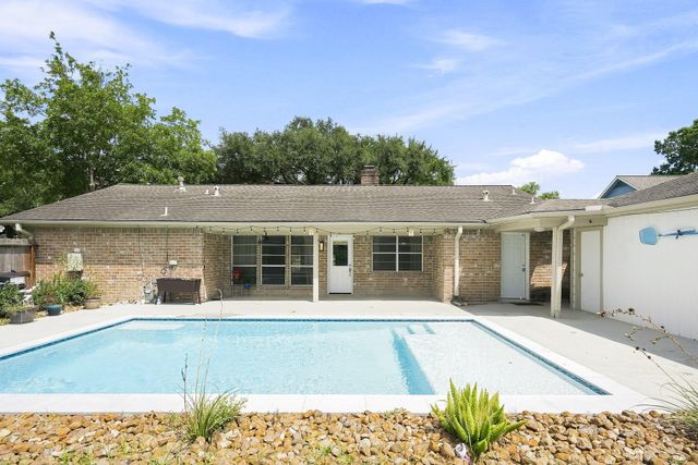 1135 Trowbridge Drive, Houston, TX 77062