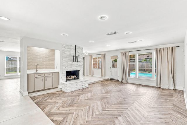 1135 Trowbridge Drive, Houston, TX 77062