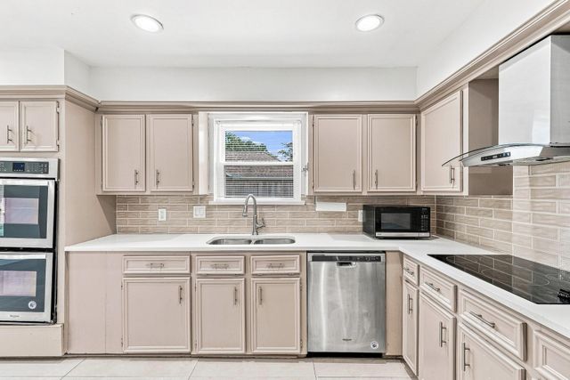 1135 Trowbridge Drive, Houston, TX 77062