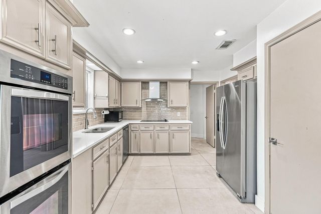 1135 Trowbridge Drive, Houston, TX 77062
