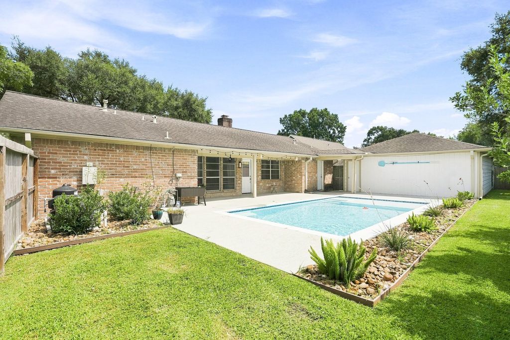 1135 Trowbridge Drive, Houston, TX 77062