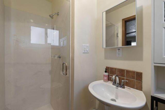 6013 Zimmerman Avenue NE, Albuquerque, NM 87110