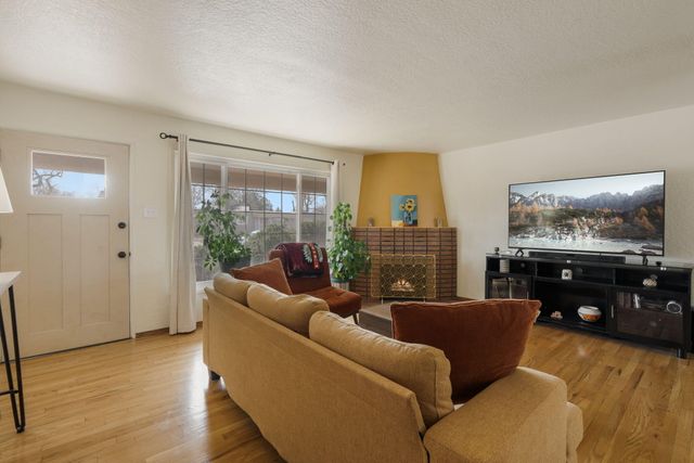 6013 Zimmerman Avenue NE, Albuquerque, NM 87110