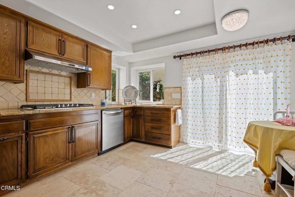 Image 14 of property listing at 66 Paseo Esplendido, Camarillo, CA 93010