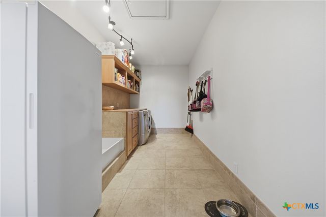 1733 County Road 376, Shiner, TX 77984