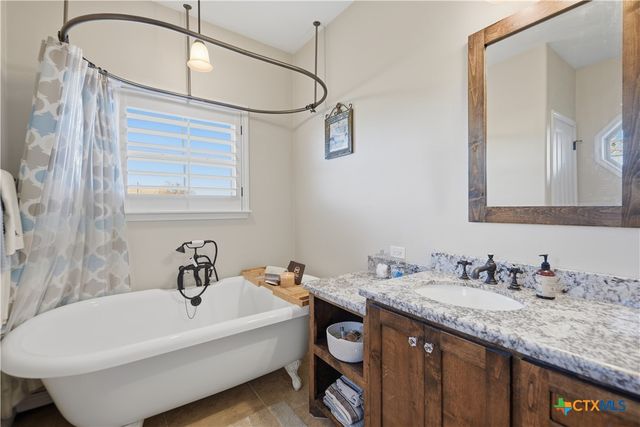 1733 County Road 376, Shiner, TX 77984