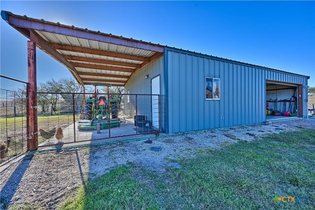 1733 County Road 376, Shiner, TX 77984
