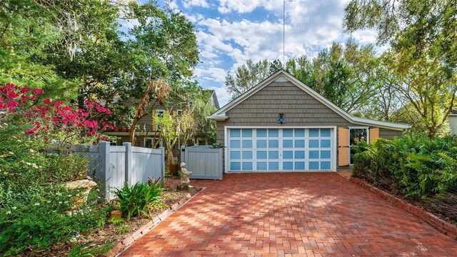 976 FAIRVIEW AVENUE, Mount Dora, FL 32757