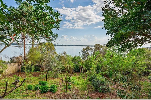 976 FAIRVIEW AVENUE, Mount Dora, FL 32757