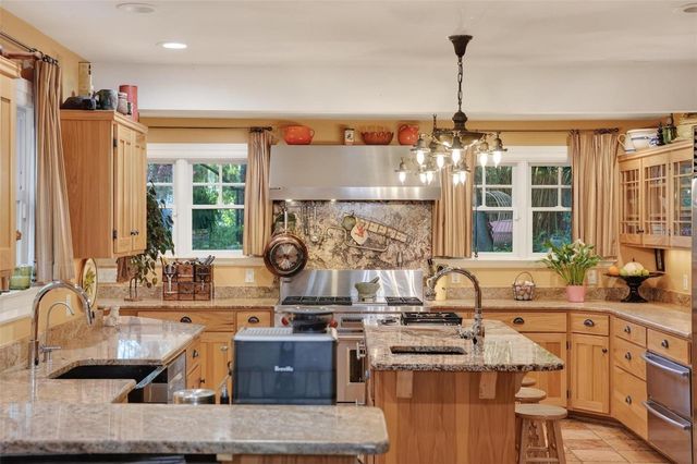 976 FAIRVIEW AVENUE, Mount Dora, FL 32757