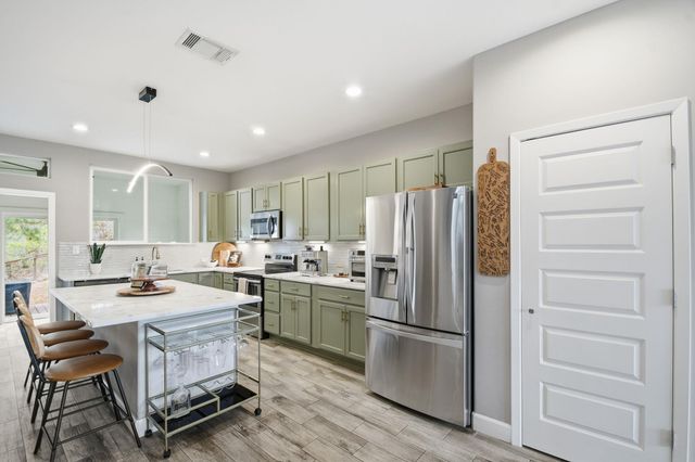 104 Kahalulu DR, Bastrop, TX 78602