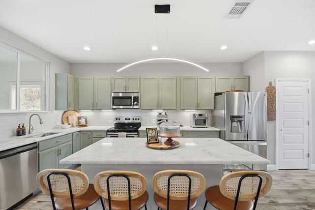 104 Kahalulu DR, Bastrop, TX 78602