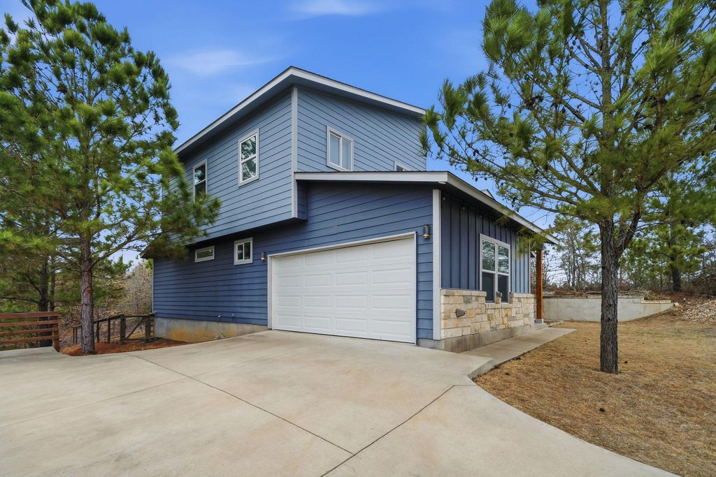 104 Kahalulu DR, Bastrop, TX 78602