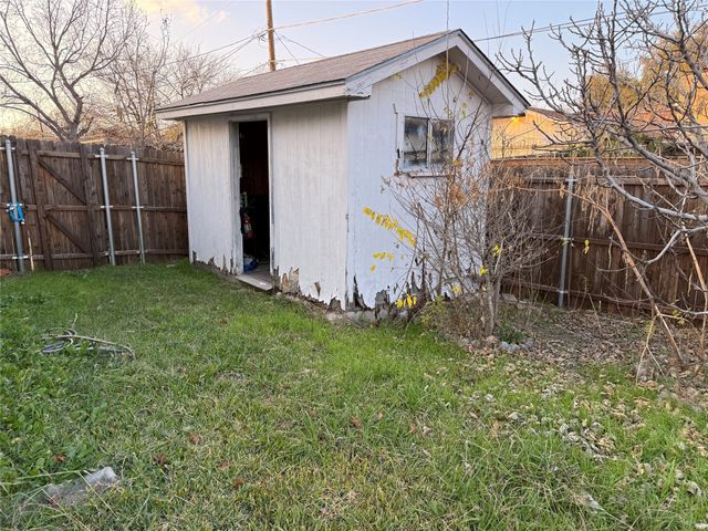 806 Pinehill Lane, Grand Prairie, TX 75052