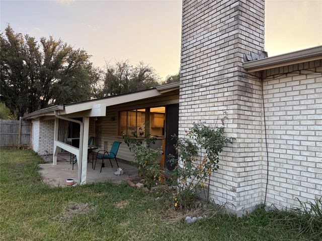 806 Pinehill Lane, Grand Prairie, TX 75052